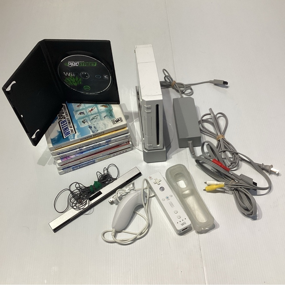 White Nintendo Wii Console System Bundle w/ 8 Games Nunchuck TESTED!!